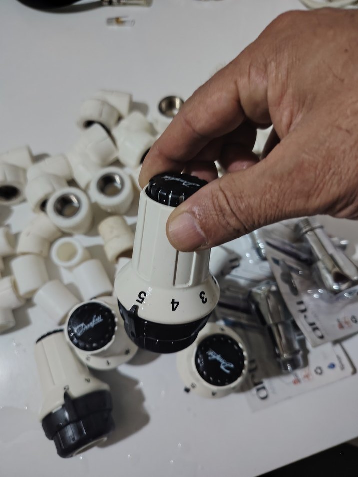 Beyaz Plastik ve Metal Tesisat Parçaları - Görsel 2