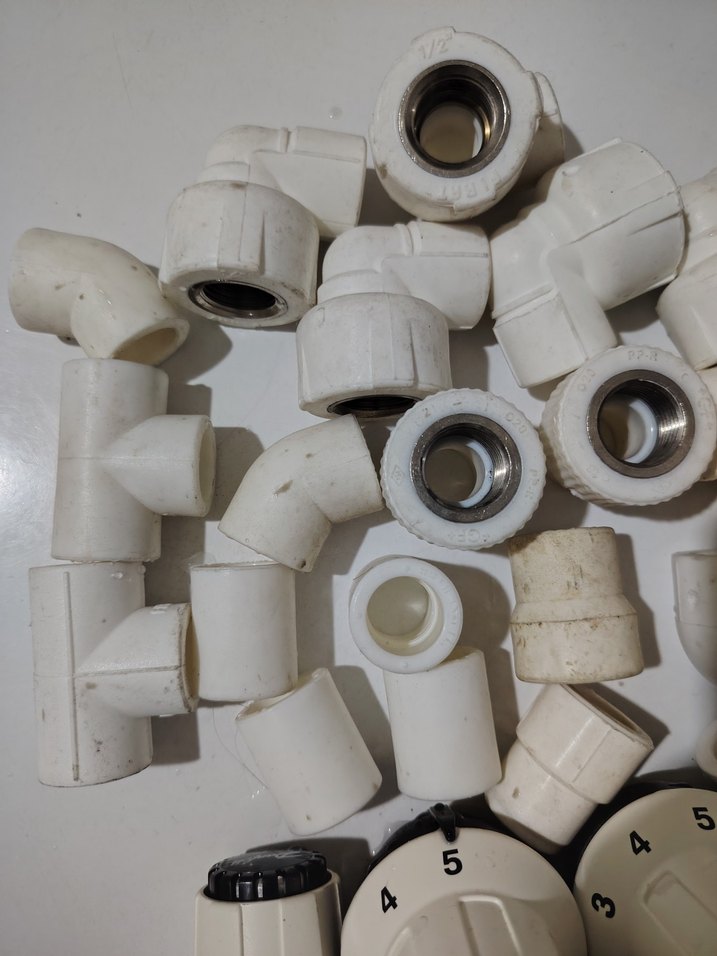 Beyaz Plastik ve Metal Tesisat Parçaları - Görsel 5