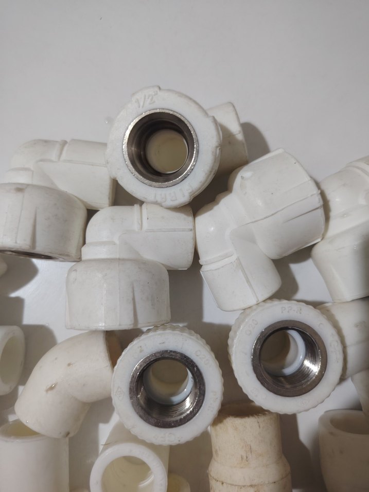 Beyaz Plastik ve Metal Tesisat Parçaları - Görsel 4