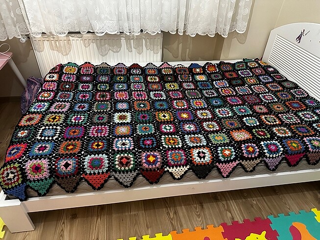 Tığ işi yatak örtüsü