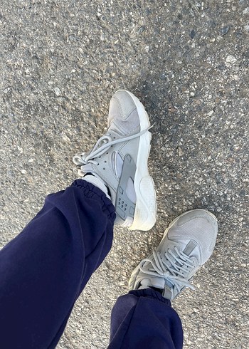 Gri Bağcıklı İnce Topuklu Kadın Spor Ayakkabı - Görsel 2