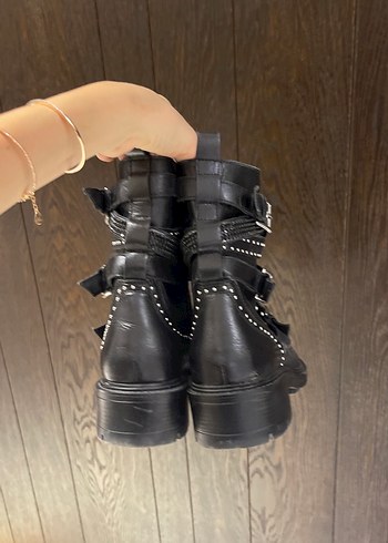 Zara Siyah Deri Tokalı Rock Punk Bot