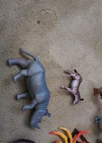 Çeşitli Renklerde Hayvan ve Dinozor Figürleri - Görsel 2