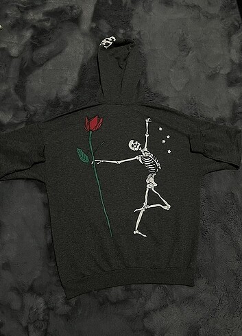 İskelet ve gül temali sweatshirt