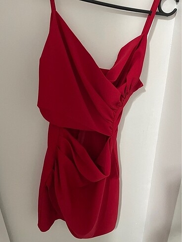 Kırmızı dekolteli mini elbise