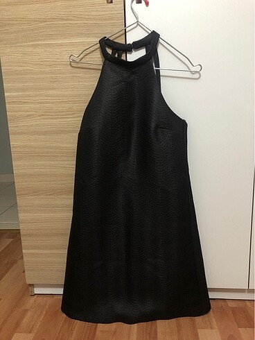 Siyah halter yaka arkası açık elbise