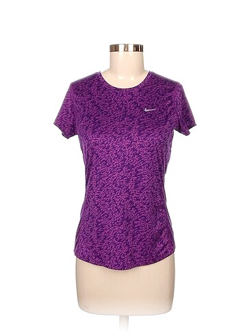Nike T-shirt %70 İndirimli.