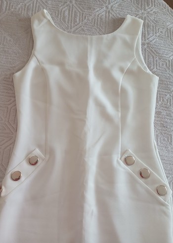 Düğmeli Kolsuz Beyaz Elbise - Görsel 2