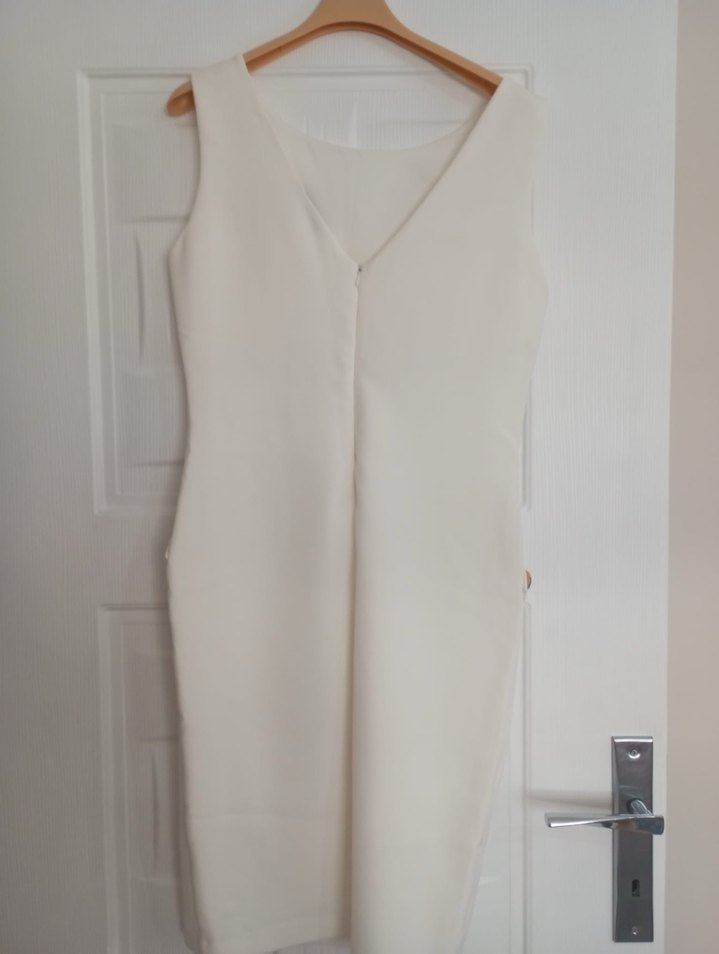 Düğmeli Kolsuz Beyaz Elbise - Görsel 3