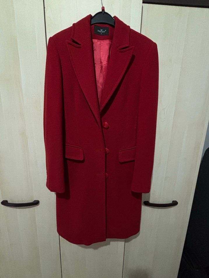 Kırmızı Düğmeli Kadın Kaban - Görsel 2