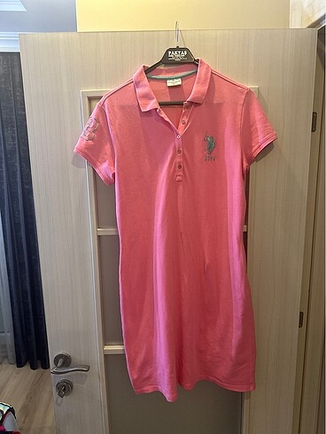 Polo yaka pembe elbise