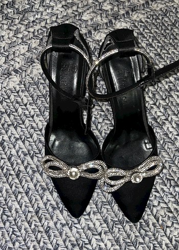 Yılan Desenli Tokalı Siyah Stiletto