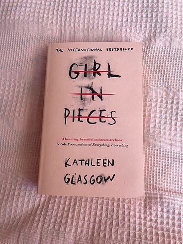 Girl in Pieces ingilizce kitao