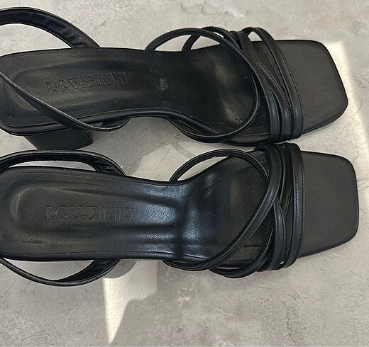 39 Beden Siyah topuklu sandalet