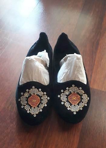 Boncuk İşlemeli Siyah Dolgu Topuklu Kadın Babet