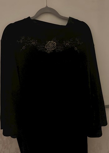 Siyah Nakışlı Uzun Kollu V Yaka Bluz - Görsel 2