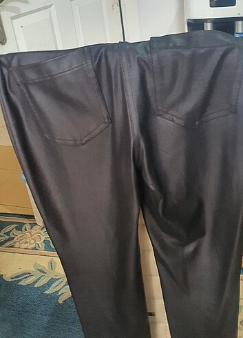 Siyah likralı bir ya da iki kez giyilmiş İnce deri pantolon