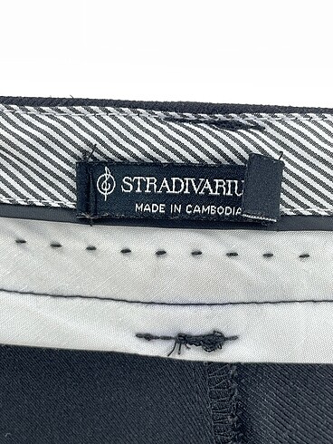 40 Beden siyah Renk Stradivarius Düz Kesim %70 İndirimli.
