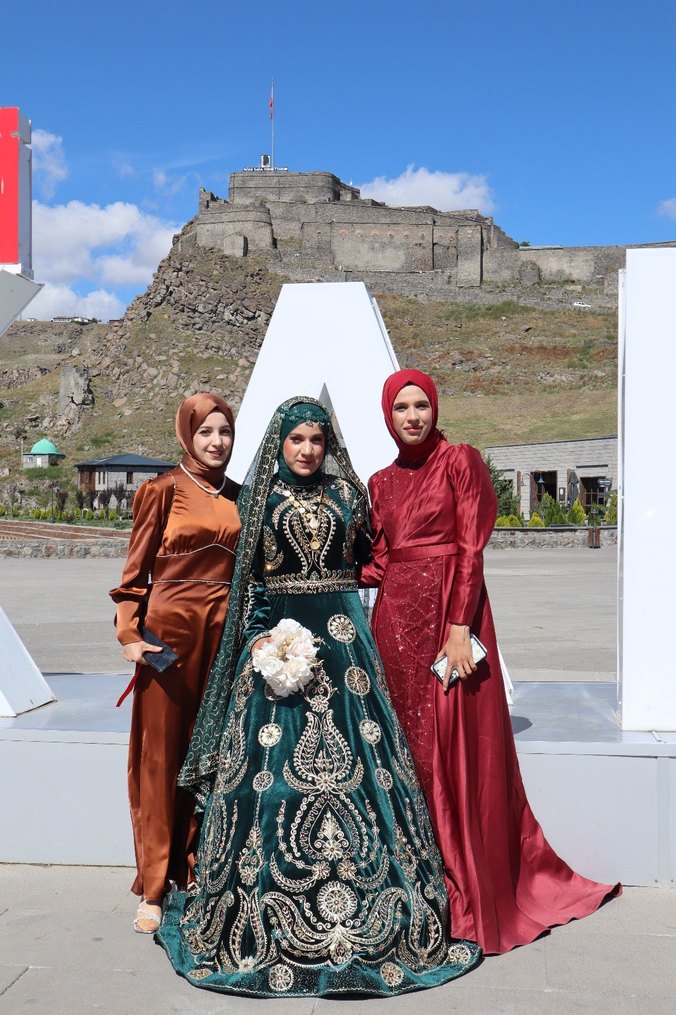 Bordo Parlak Etnik Desenli Tesettür Elbise - Görsel 4