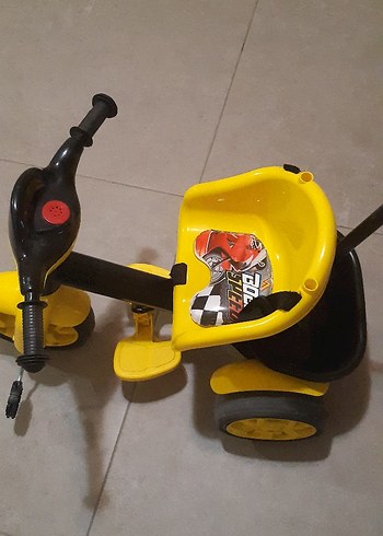 Sarı Renkli Üç Tekerlekli Bisiklet