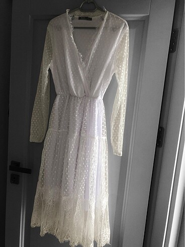 Beyaz dantel detaylı elbise