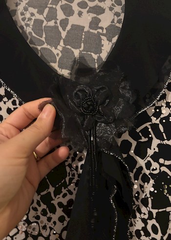 Siyah Beyaz Desenli Kürklü Kadın Bluz - Görsel 2