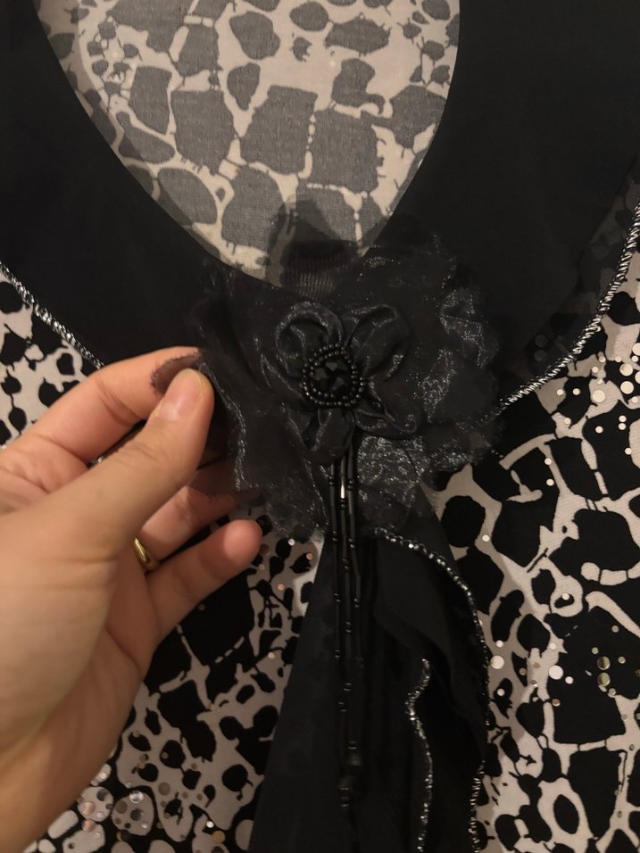 Siyah Beyaz Desenli Kürklü Kadın Bluz - Görsel 2