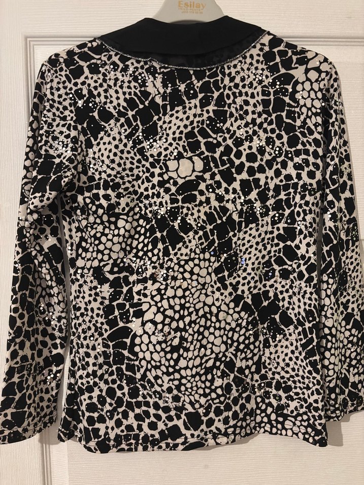Siyah Beyaz Desenli Kürklü Kadın Bluz - Görsel 5