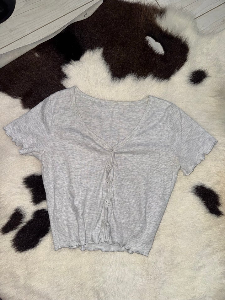 Gri Kısa Kollu Düğmeli Crop Top - Görsel 2