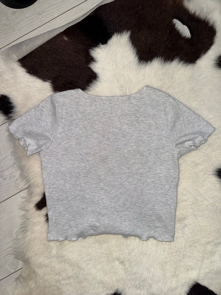 Gri Kısa Kollu Düğmeli Crop Top - Görsel 4