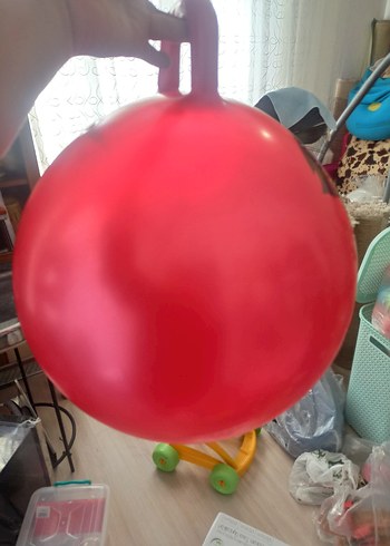 Kulp Saplı Kırmızı Renkli Çocuk Oyuncak Topu - Görsel 2