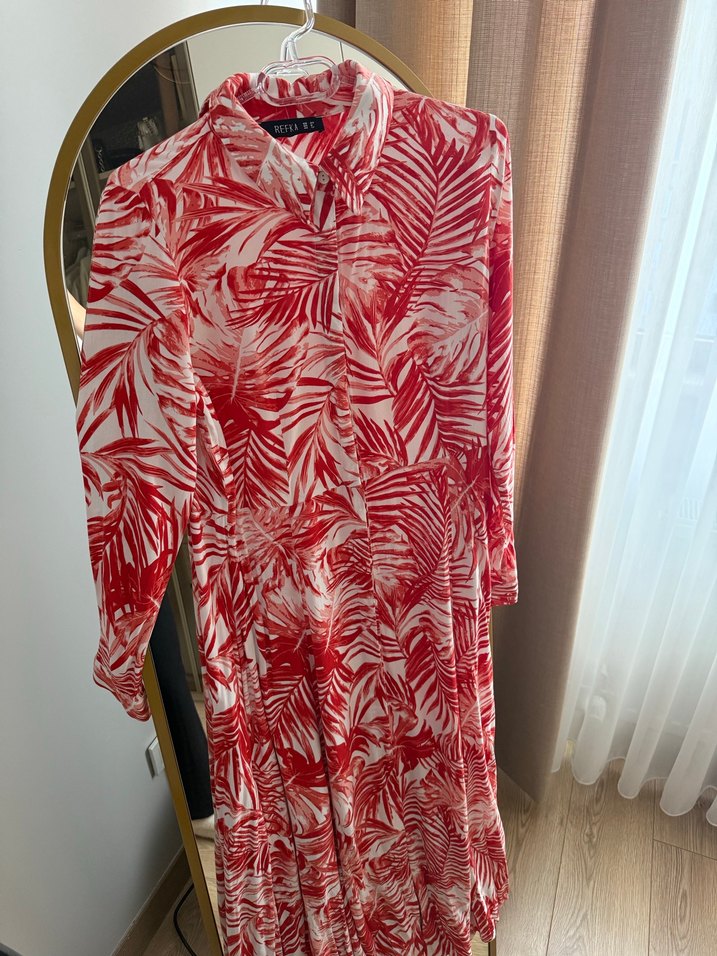 Düğmeli Kırmızı Batik Desenli Uzun Elbise - Görsel 2