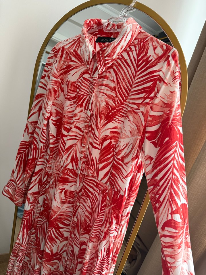 Düğmeli Kırmızı Batik Desenli Uzun Elbise - Görsel 3