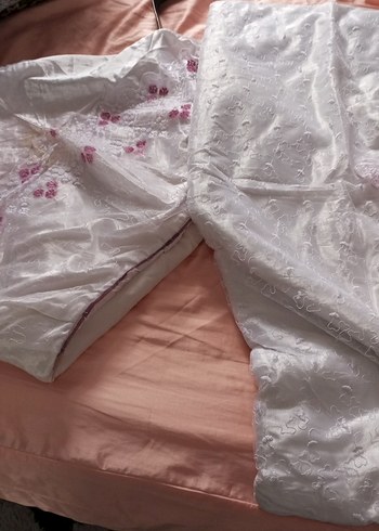 Nakışlı Beyaz Yatak Örtüsü ve Çarşaf Seti - Görsel 2