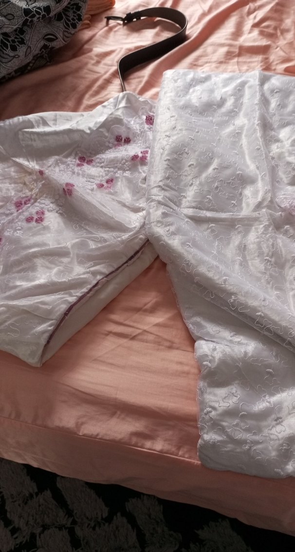 Nakışlı Beyaz Yatak Örtüsü ve Çarşaf Seti - Görsel 2