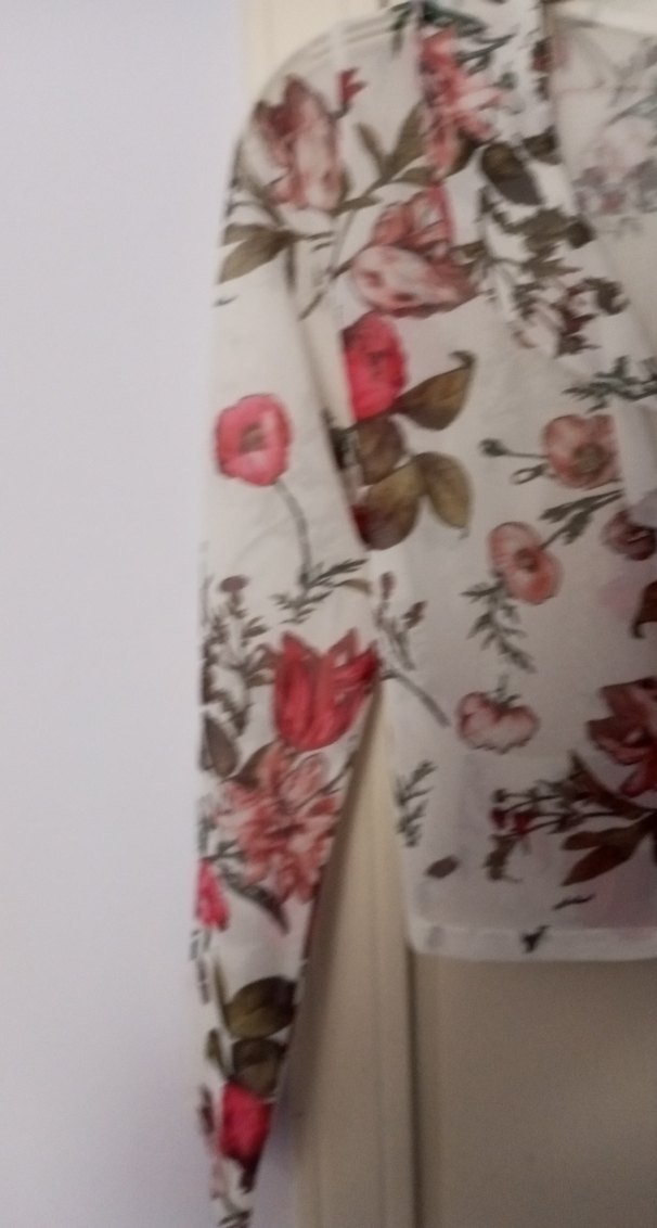 Çiçek Desenli V Yaka Uzun Kollu Beyaz Bluz - Görsel 3