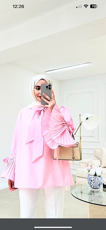 Pembe kolu fırfırlı gömlek