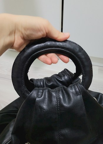 Siyah Deri Fiyonk Detaylı Gotik Kadın Çanta - Görsel 3