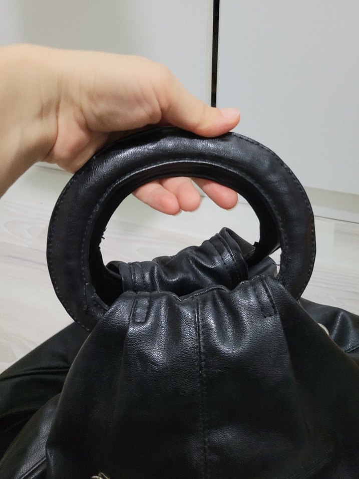 Siyah Deri Fiyonk Detaylı Gotik Kadın Çanta - Görsel 3