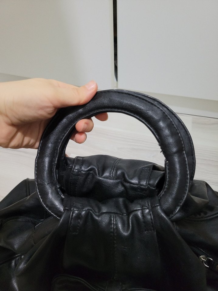 Siyah Deri Fiyonk Detaylı Gotik Kadın Çanta - Görsel 4