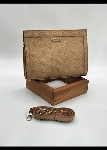  Beden beyaz Renk Kod 222 stoktadır . (Mıknatıs kapaklı clutch)