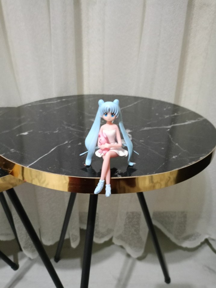 Mavi Pastel Renkli Oturan Figür - Görsel 2