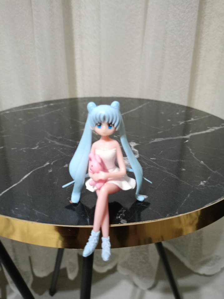 Mavi Pastel Renkli Oturan Figür - Görsel 3