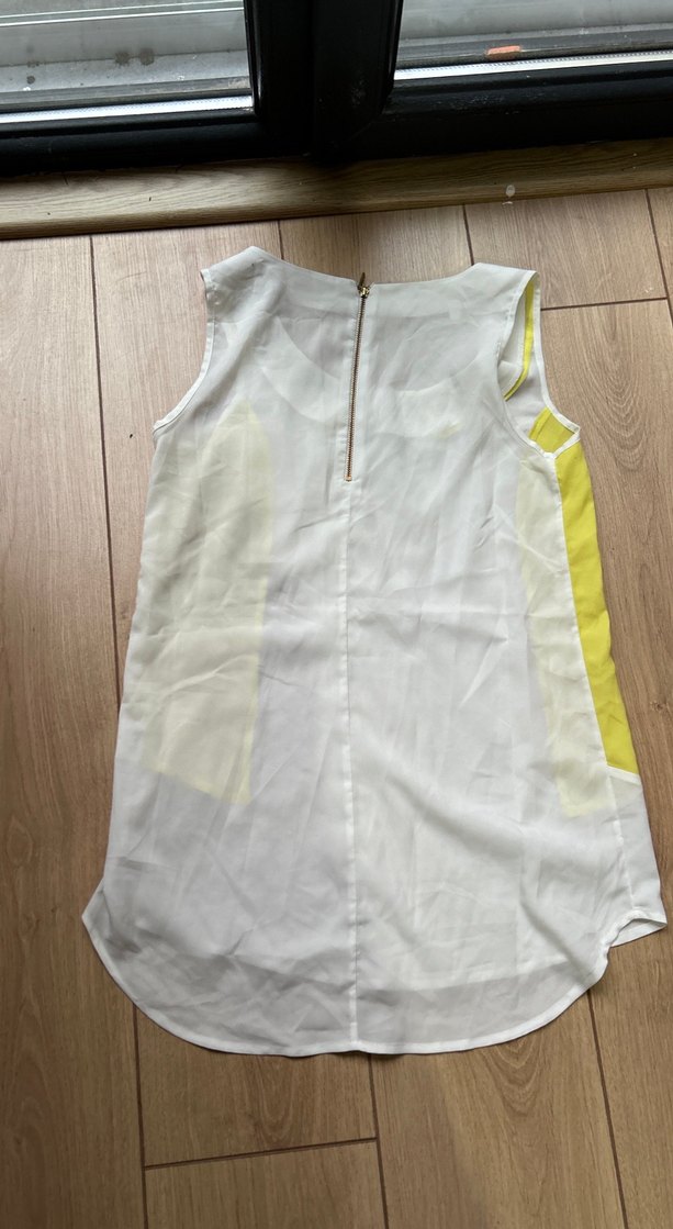 Sarı Detaylı V Yakalı Kolsuz Bluz - Görsel 2