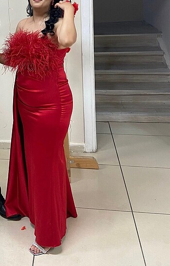 Tüy detaylı kırmızı saten abiye - Görsel 2