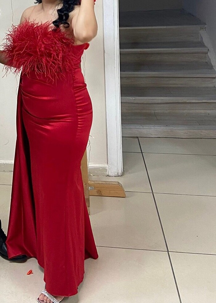 Tüy detaylı kırmızı saten abiye - Görsel 2