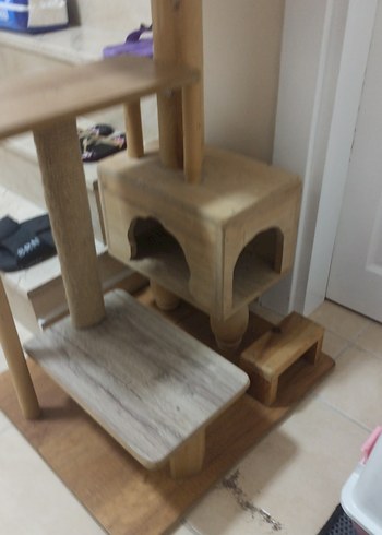 Bej ve Gri Kedi Tırmalama ve Dinlenme Alanı - Görsel 2