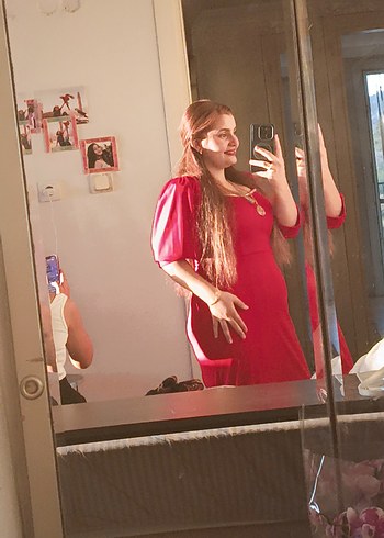 Kırmızı kalem abiye sağdan ufak bi yirtmaci var - Görsel 3