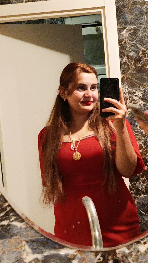 Kırmızı kalem abiye sağdan ufak bi yirtmaci var - Görsel 2