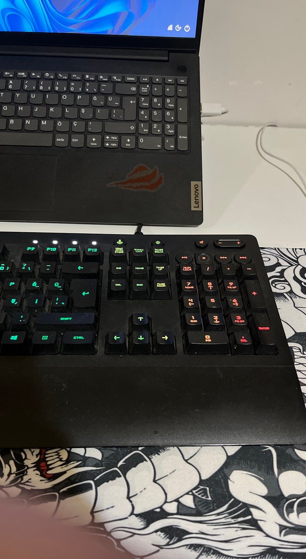 Logitech Renkli LED aydınlatmalı siyah mekanik klavye - Görsel 3